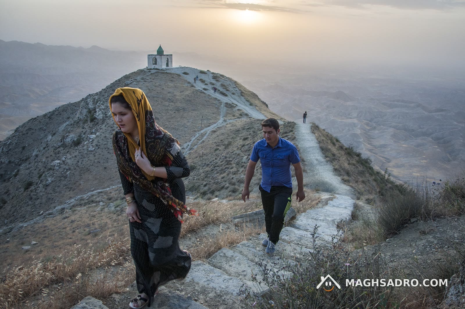 مسیر پیادهروی و بنای زیارتگاهی مجموعه خالد نبی بر فراز تپهها